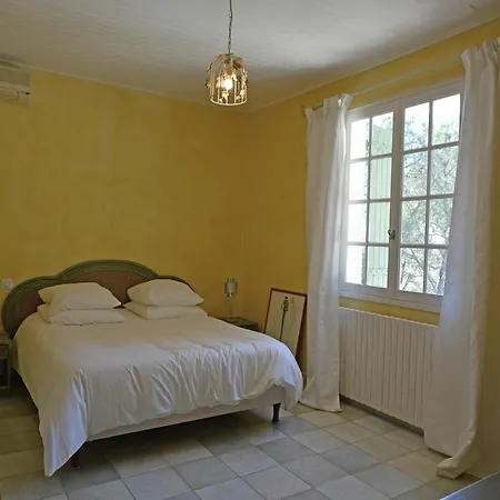 Elegant Mansion In Provence וילה